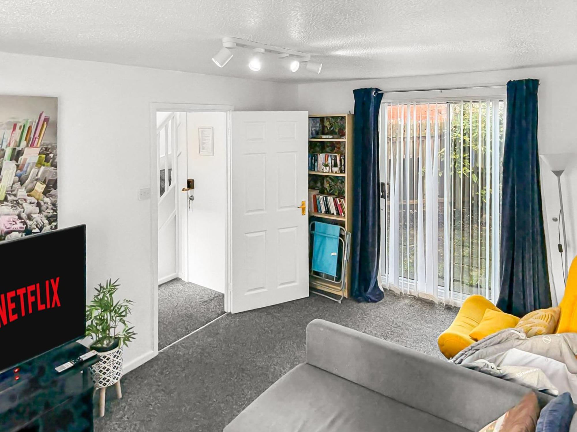 New Manchester Getaway Home - Free Gated Parking With Fob — Photos 2